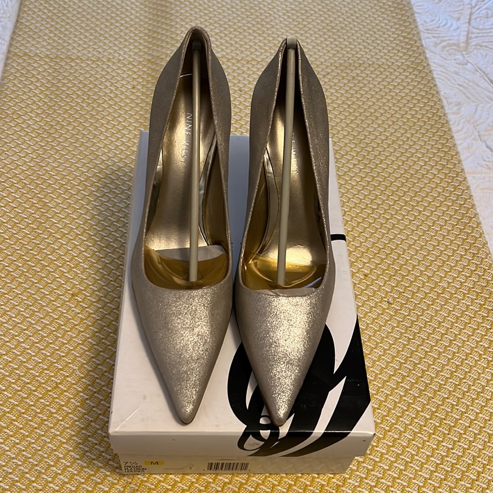 MWOB - Womens Nine West Platinum Pumps